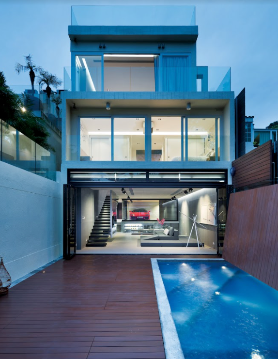 Electric retractable pool cover closed
