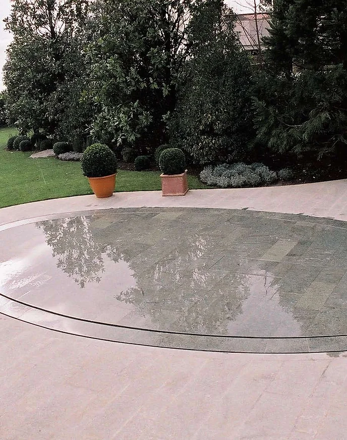 Hydraulic retractable pool cover system